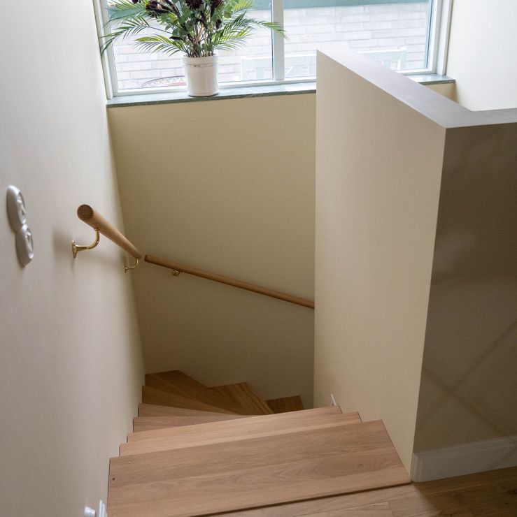 Snickrad trappa i trä med handereling - Snickeriet Varberg