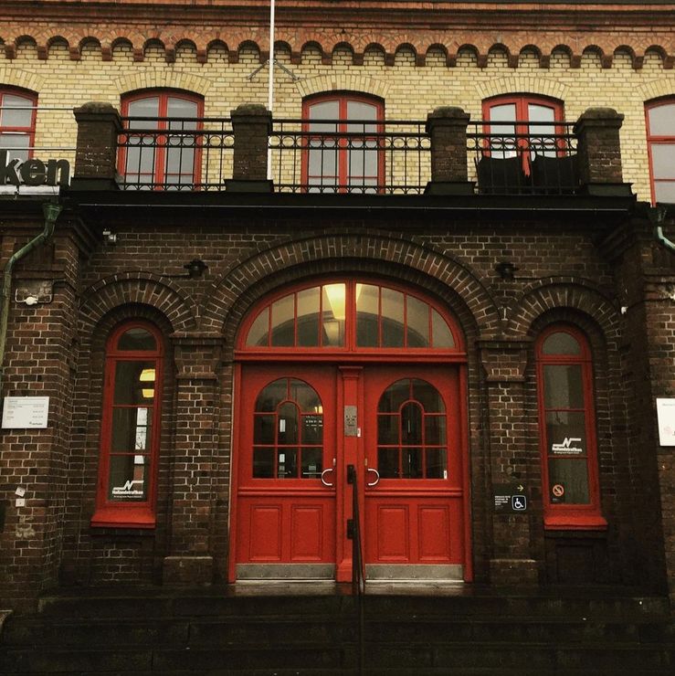 Nyrenoverad dörr på Varbergs station